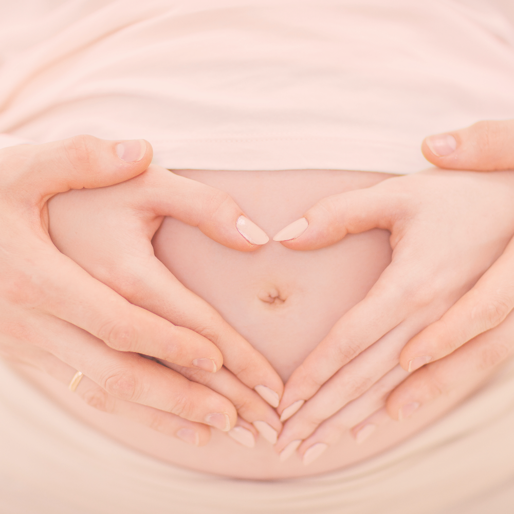 Hände berühren den Bauch