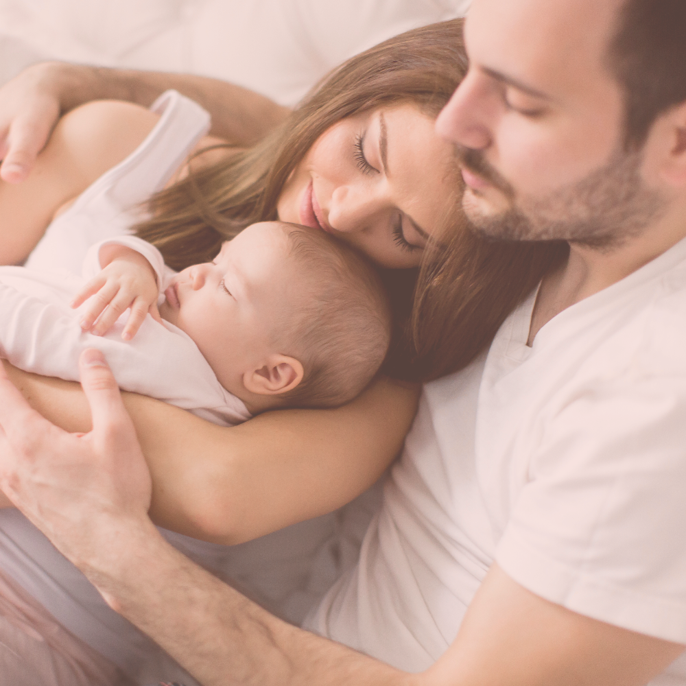 Eltern kuscheln mit ihrem Baby